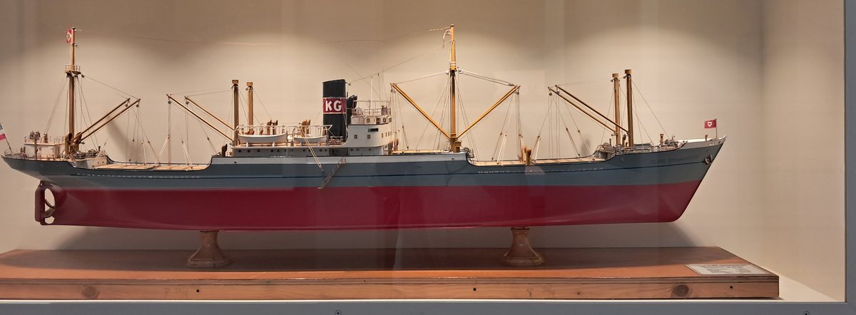 Modell eines Frachtschiffs der Reederei in einer Vitrine